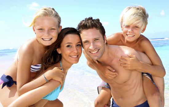 happy-family-at-the-beach