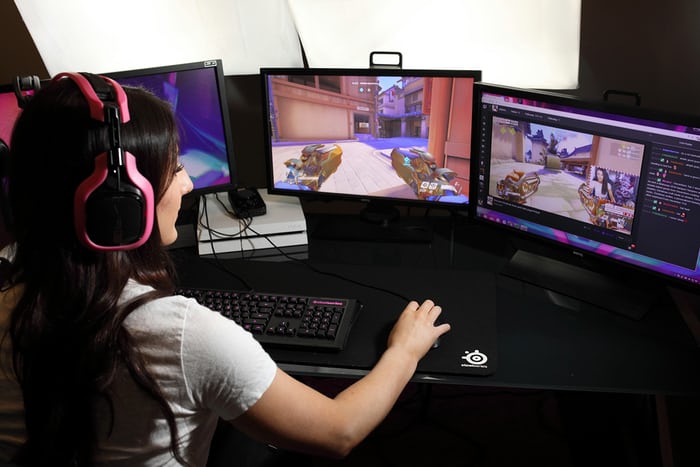 woman_live_gaming
